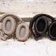 La segunda generación de los auriculares Sony a la izquierda, la nueva (y más cómoda) a la derecha.